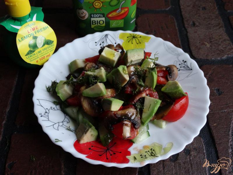 Фото приготовление рецепта: Салат с авокадо и шампиньонами шаг №5