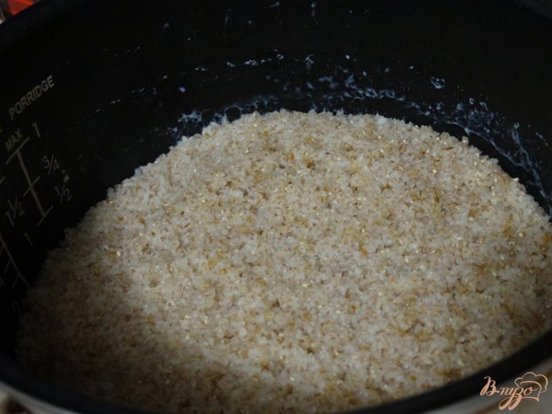 Фото приготовление рецепта: Пшеничная каша с шампиньонами в мультиварке шаг №3