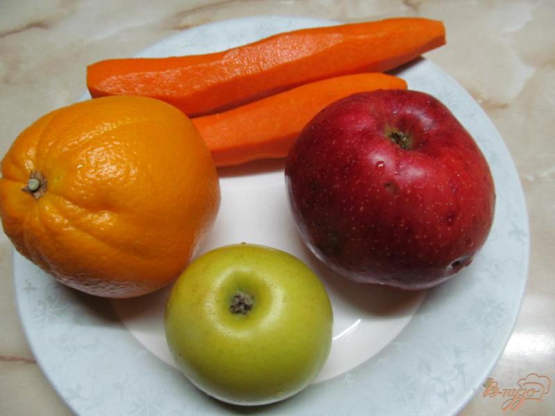 Фото приготовление рецепта: Фреш из моркови яблок и апельсина шаг №1
