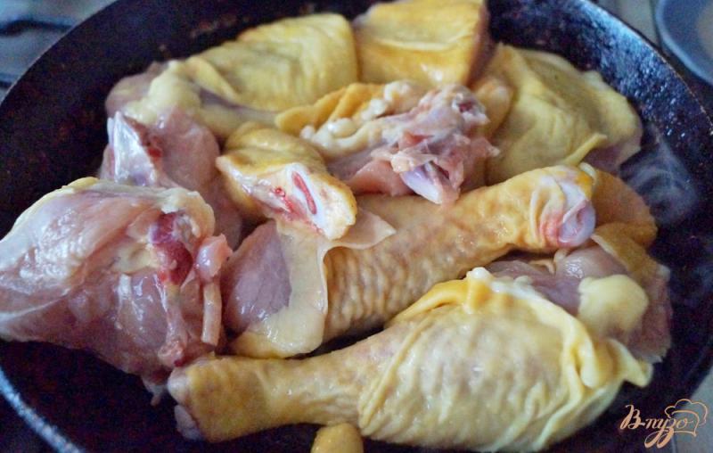 Фото приготовление рецепта: Курица, тушеная в томате шаг №1