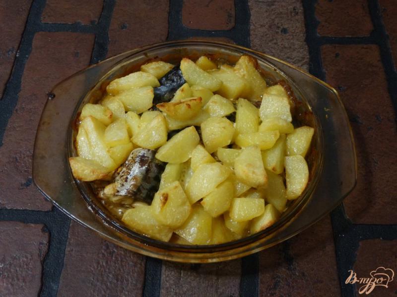 Фото приготовление рецепта: Скумбрия запеченная с картофелем в духовке шаг №8