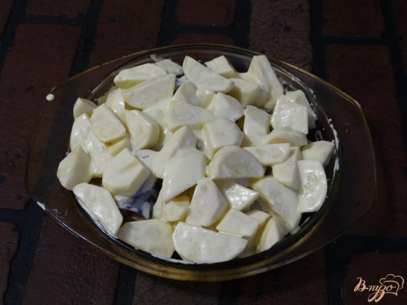 Фото приготовление рецепта: Скумбрия запеченная с картофелем в духовке шаг №7