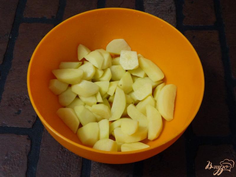 Фото приготовление рецепта: Скумбрия запеченная с картофелем в духовке шаг №4