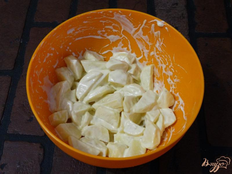 Фото приготовление рецепта: Скумбрия запеченная с картофелем в духовке шаг №6