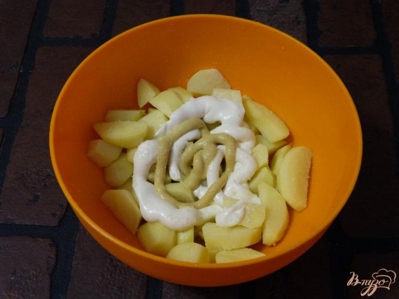 Фото приготовление рецепта: Скумбрия запеченная с картофелем в духовке шаг №5