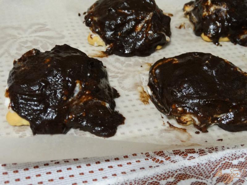 Фото приготовление рецепта: Творожные сырки в шоколаде на печенье шаг №6