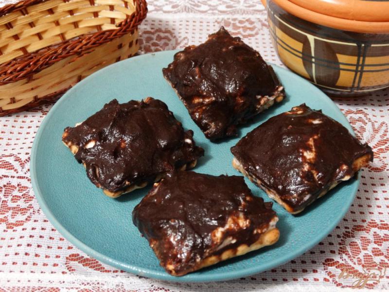 Фото приготовление рецепта: Творожные сырки в шоколаде на печенье шаг №7