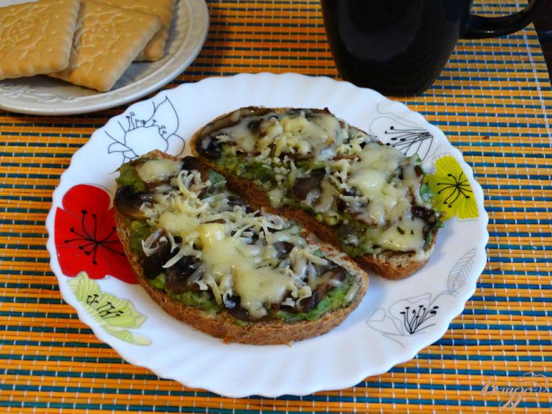 Фото приготовление рецепта: Горячие тосты с авокадо и шампиньонами шаг №7