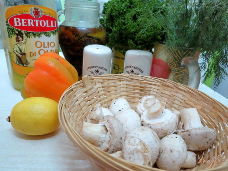 Фото приготовление рецепта: Салат из сырых шампиньонов, вяленых помидоров и перца шаг №1