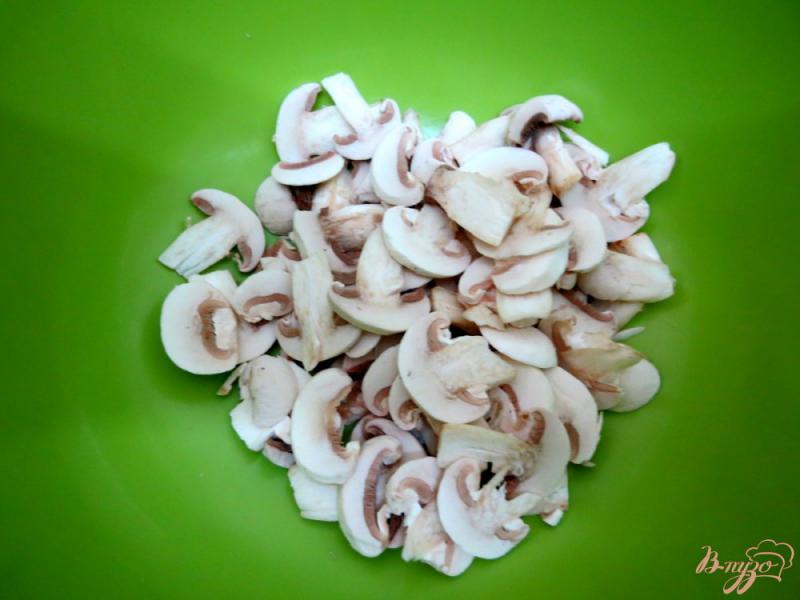 Фото приготовление рецепта: Салат из сырых шампиньонов, вяленых помидоров и перца шаг №3