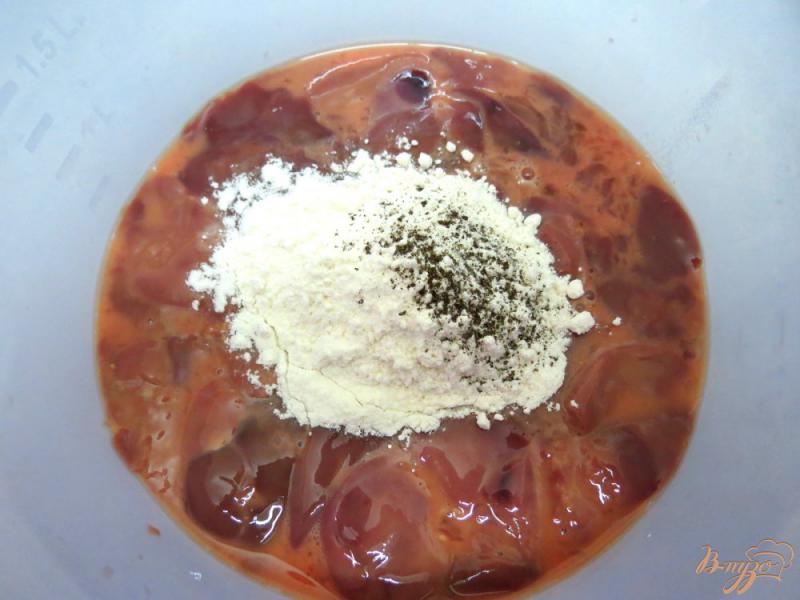 Фото приготовление рецепта: Печень куриная жареная с луком в сметане шаг №3
