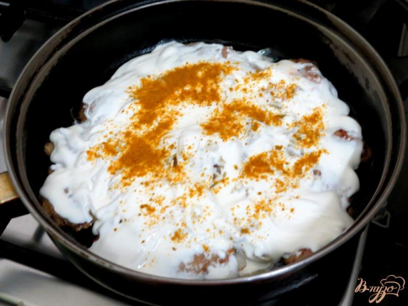 Фото приготовление рецепта: Печень куриная жареная с луком в сметане шаг №8