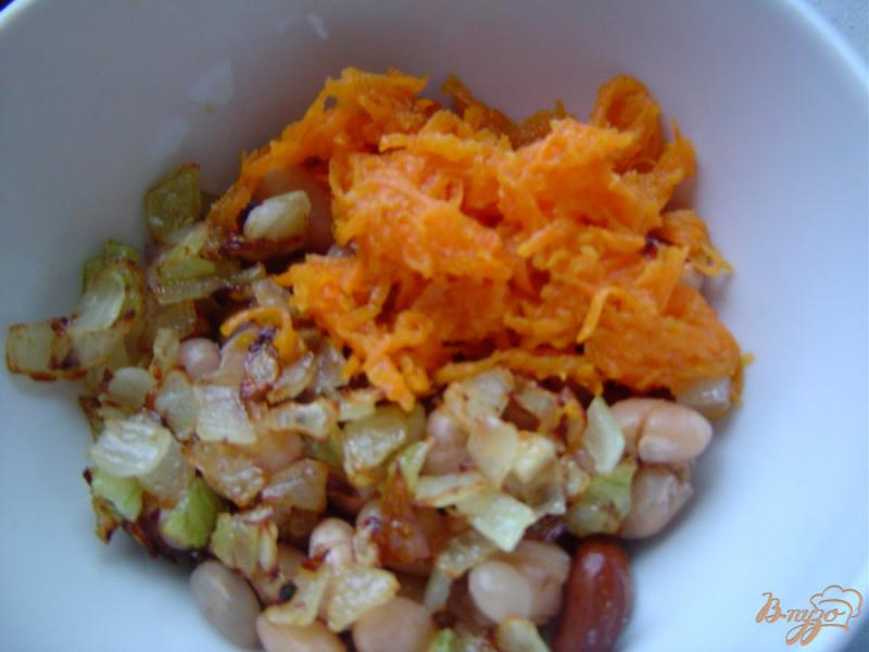 Фото приготовление рецепта: Салат из фасоли, моркови, яиц и лука шаг №2