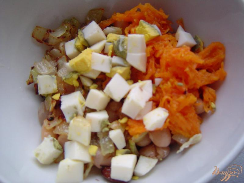 Фото приготовление рецепта: Салат из фасоли, моркови, яиц и лука шаг №3