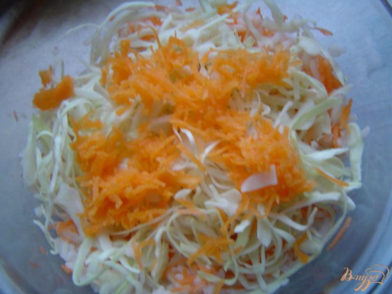 Фото приготовление рецепта: Капустно-рисовая запеканка с морковью, тыквой и помидорами шаг №4