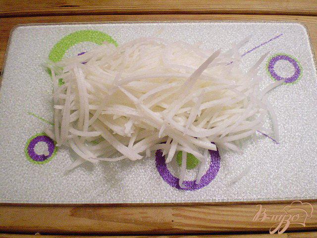 Фото приготовление рецепта: Салат из пекинской капусты с дайконом и горошком шаг №3