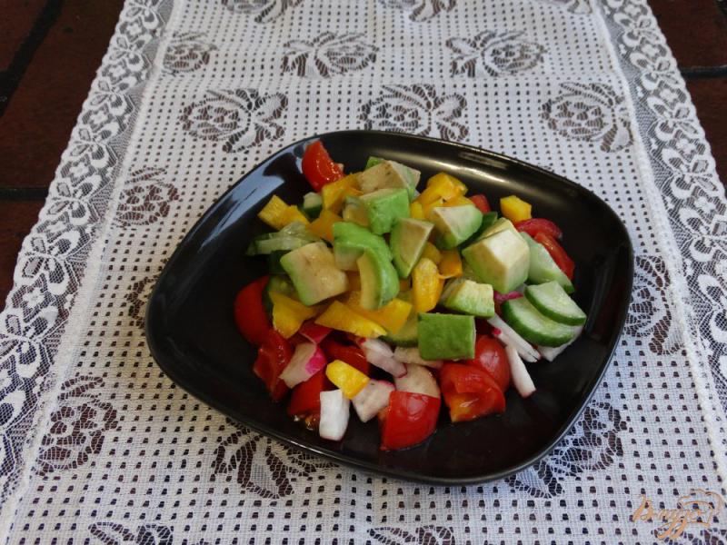 Фото приготовление рецепта: Овощной салат с авокадо шаг №4