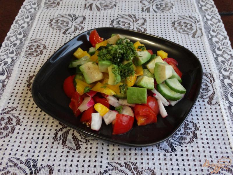 Фото приготовление рецепта: Овощной салат с авокадо шаг №5