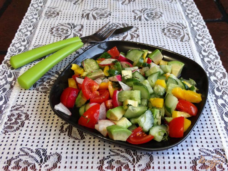 Фото приготовление рецепта: Овощной салат с авокадо шаг №6