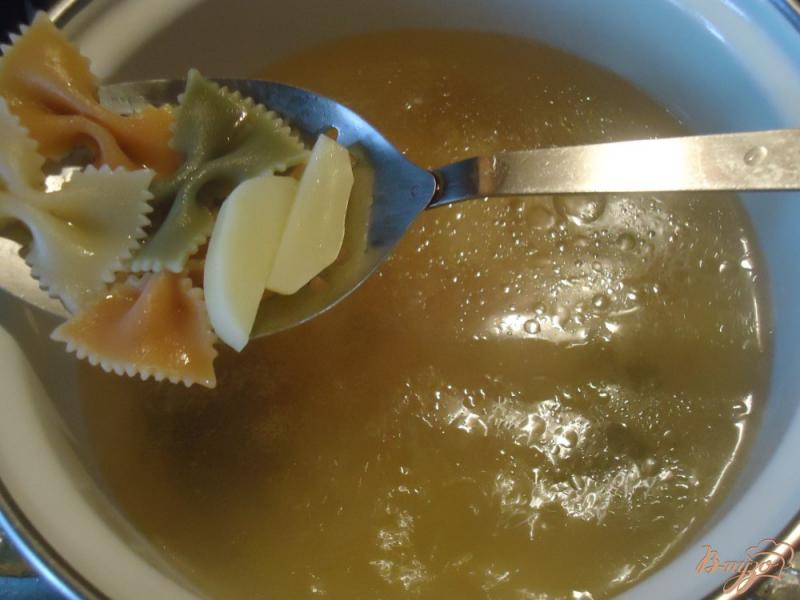 Фото приготовление рецепта: Куриный суп с броккли, цветной капустой и «бантиками» шаг №1