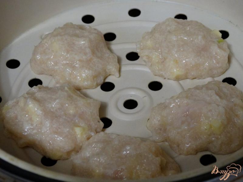 Фото приготовление рецепта: Куриные котлеты с сыром на пару шаг №7