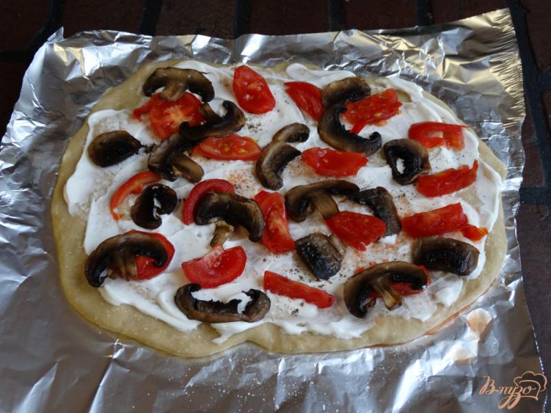 Фото приготовление рецепта: Пицца с авокадо и шампиньонами шаг №5