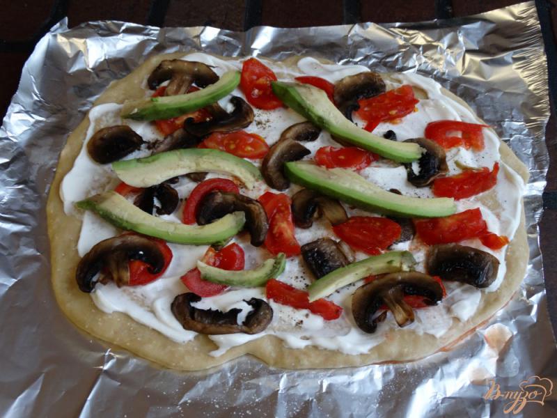Фото приготовление рецепта: Пицца с авокадо и шампиньонами шаг №6