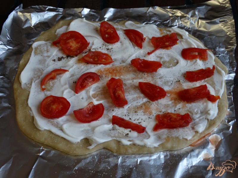 Фото приготовление рецепта: Пицца с авокадо и шампиньонами шаг №4