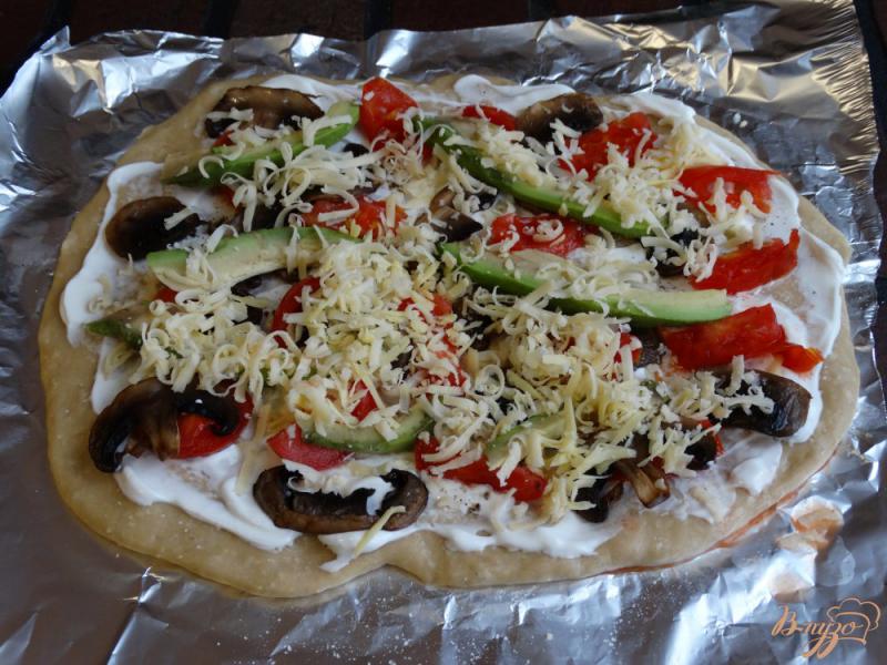 Фото приготовление рецепта: Пицца с авокадо и шампиньонами шаг №7