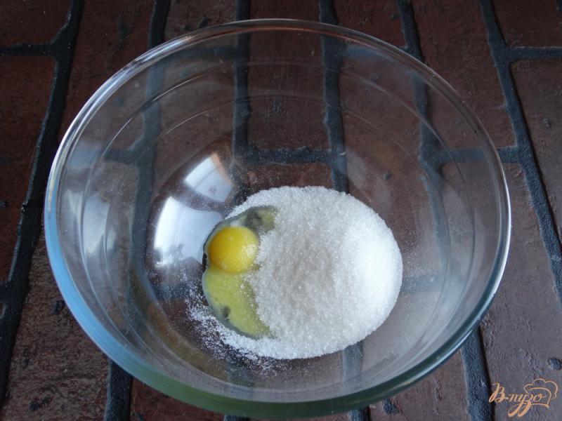 Фото приготовление рецепта: Бисквитный пирог с маршмеллоу и ежевикой шаг №1