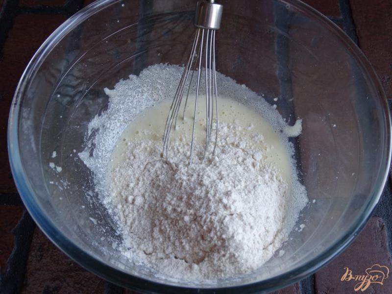 Фото приготовление рецепта: Бисквитный пирог с маршмеллоу и ежевикой шаг №2