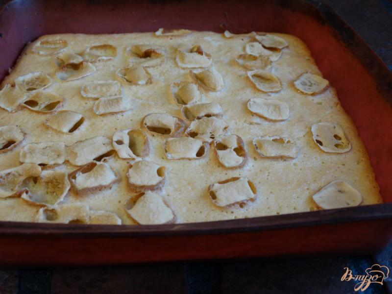 Фото приготовление рецепта: Бисквитный пирог с маршмеллоу и ежевикой шаг №6