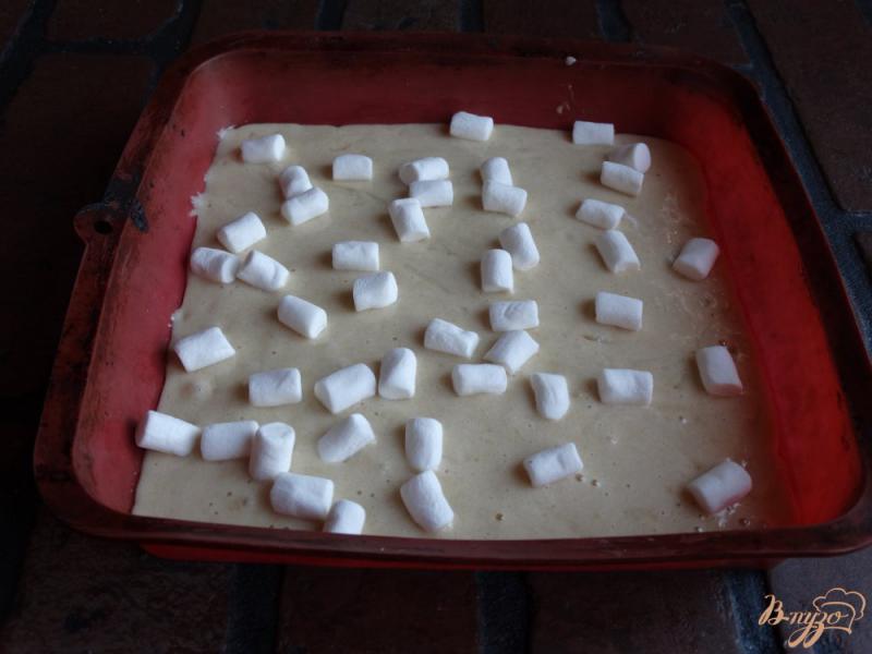 Фото приготовление рецепта: Бисквитный пирог с маршмеллоу и ежевикой шаг №5