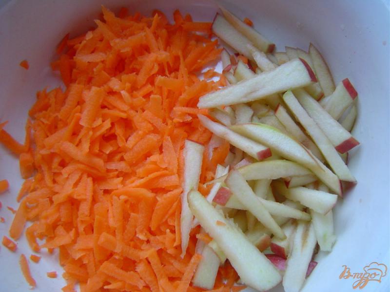 Фото приготовление рецепта: Десертный салат с яблоком и морковью шаг №3