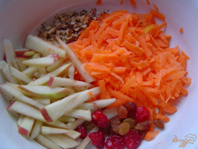 Фото приготовление рецепта: Десертный салат с яблоком и морковью шаг №4