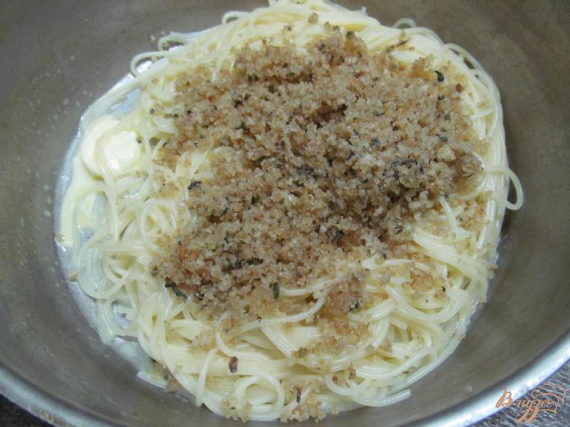 Фото приготовление рецепта: Спагетти с базиликом и хлебной крошкой шаг №5