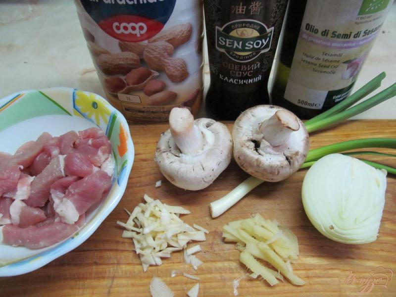 Фото приготовление рецепта: Свинина с грибами по китайски шаг №2