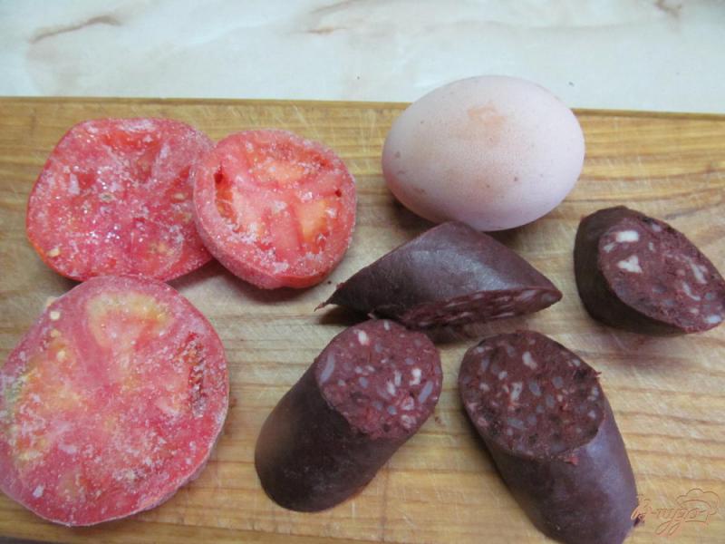 Фото приготовление рецепта: Яичница с кровяной колбасой и помидором шаг №1