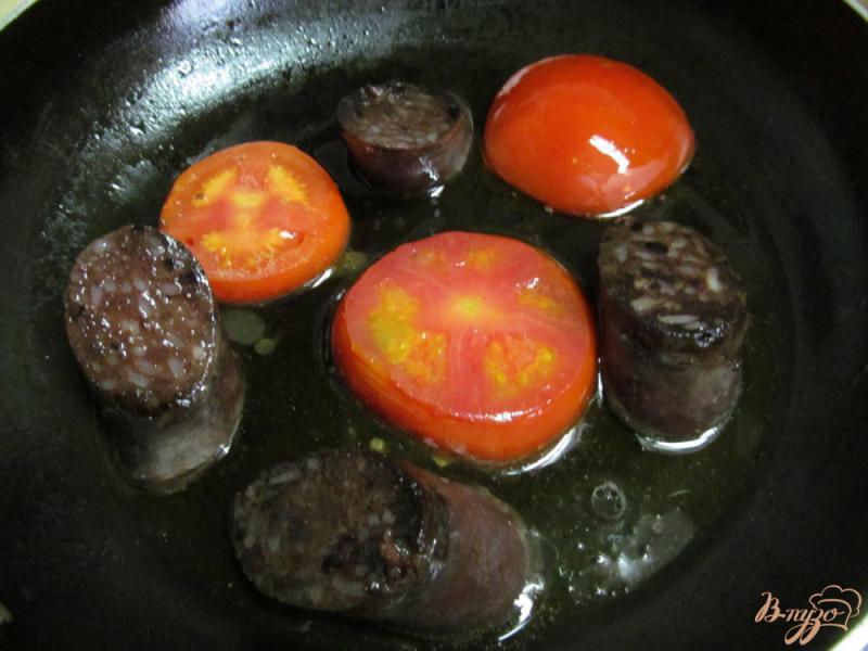 Фото приготовление рецепта: Яичница с кровяной колбасой и помидором шаг №2