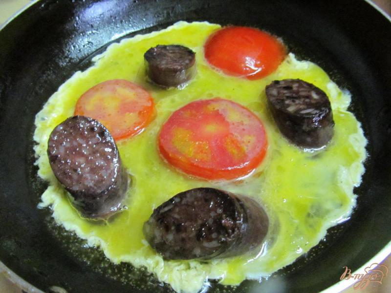 Фото приготовление рецепта: Яичница с кровяной колбасой и помидором шаг №3