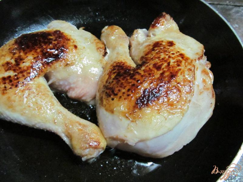 Фото приготовление рецепта: Куриные окорочка в яблоках шаг №3