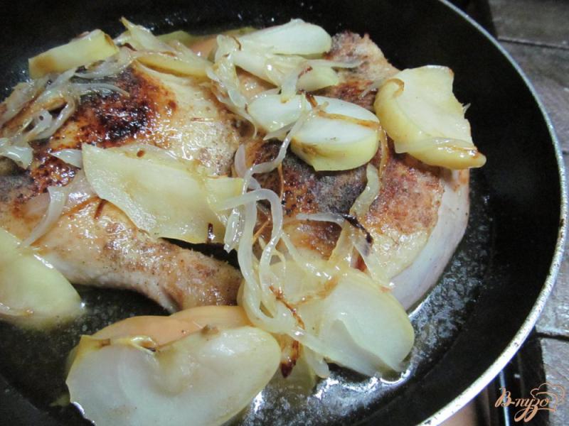 Фото приготовление рецепта: Куриные окорочка в яблоках шаг №4