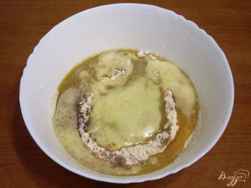 Фото приготовление рецепта: Медовый кекс с лимоном шаг №4