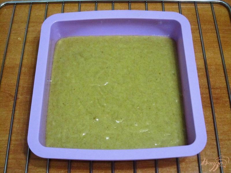 Фото приготовление рецепта: Медовый кекс с лимоном шаг №8
