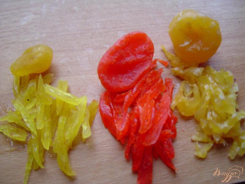 Фото приготовление рецепта: Салат из пекинской капусты с вялеными фруктами шаг №3