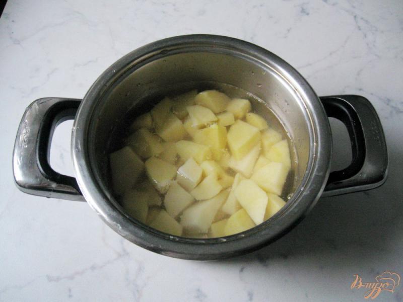 Фото приготовление рецепта: Картофельные роллы с огурцом и сельдью. шаг №1