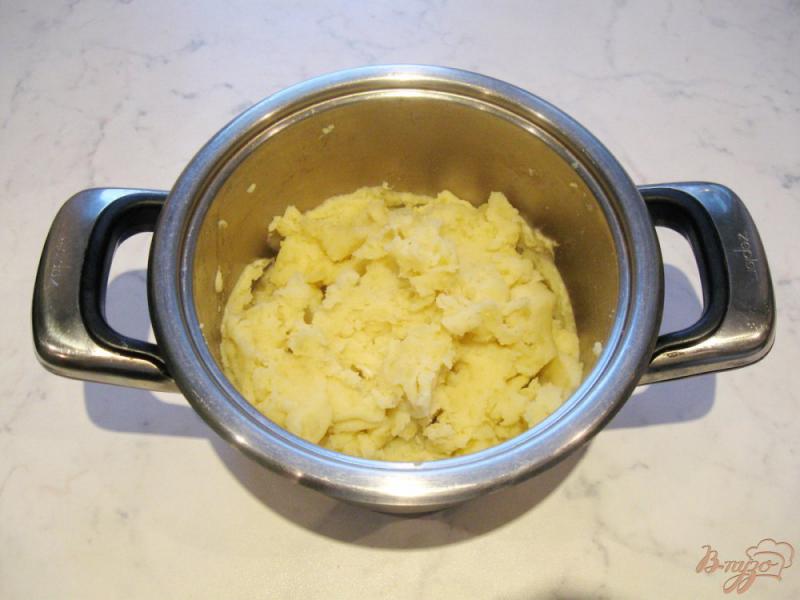 Фото приготовление рецепта: Картофельные роллы с огурцом и сельдью. шаг №3