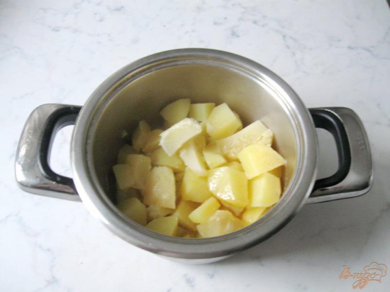 Фото приготовление рецепта: Картофельные роллы с огурцом и сельдью. шаг №2