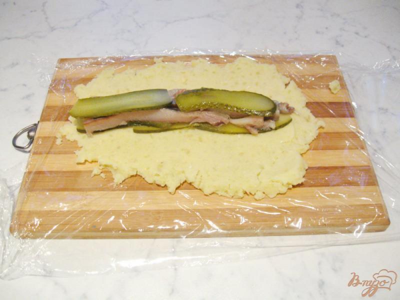 Фото приготовление рецепта: Картофельные роллы с огурцом и сельдью. шаг №7
