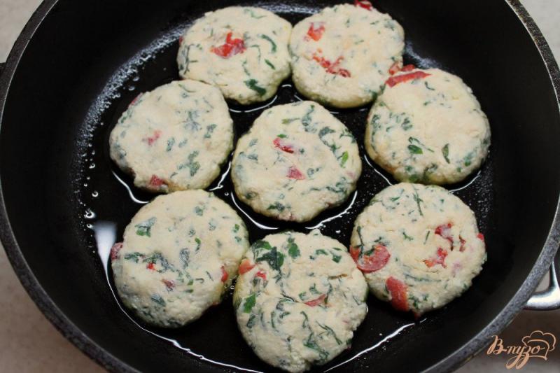 Фото приготовление рецепта: Сырники с зеленью и болгарским перцем шаг №5